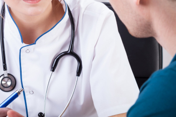 Врач разговаривает с пациентом